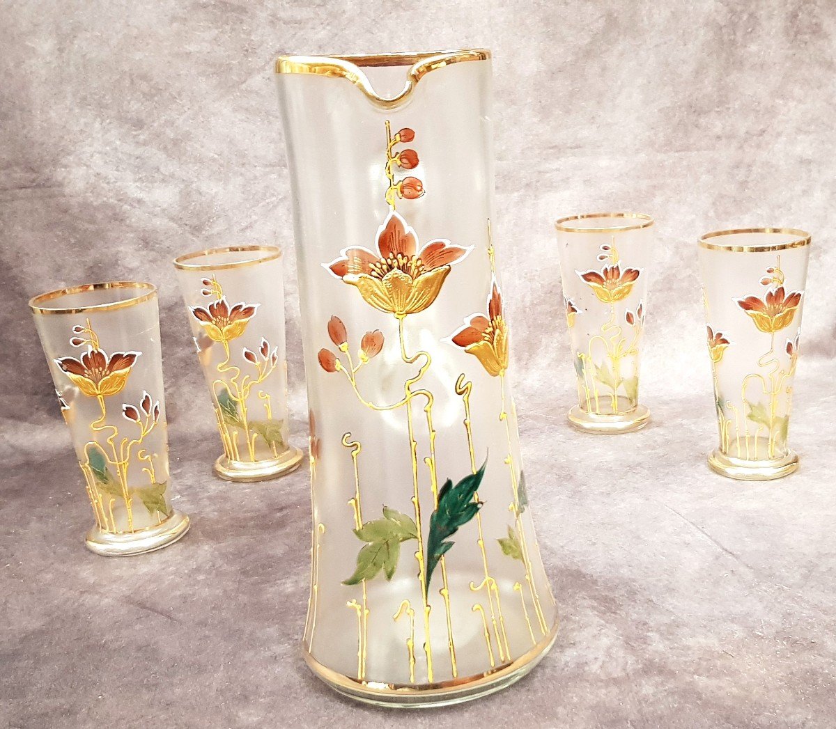 Brocca caraffa E 4 Bicchieri Art Nouveau In Vetro decorato con Smalti