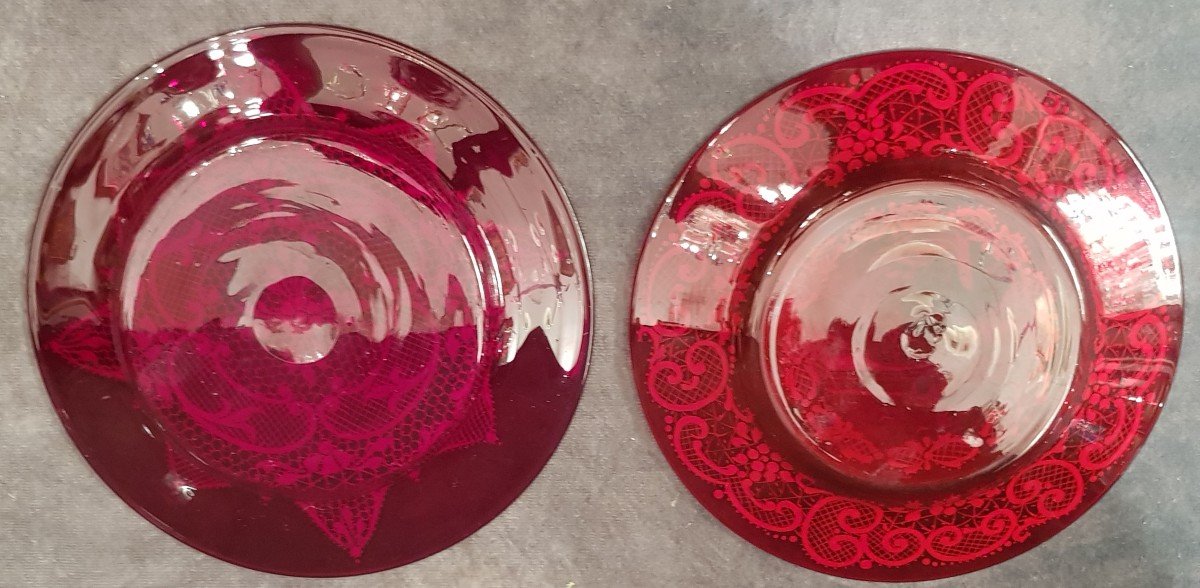 Due piccoli piatti antichi in vetro soffiato rosso rubino e smalti bianchi Venezia-photo-2
