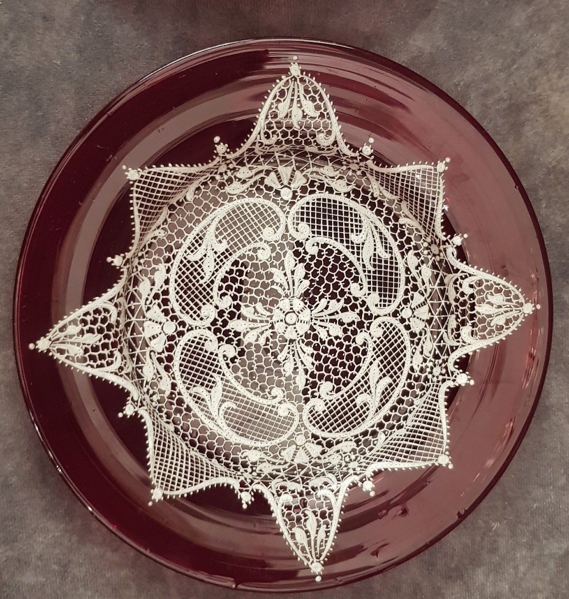Due piccoli piatti antichi in vetro soffiato rosso rubino e smalti bianchi Venezia-photo-3