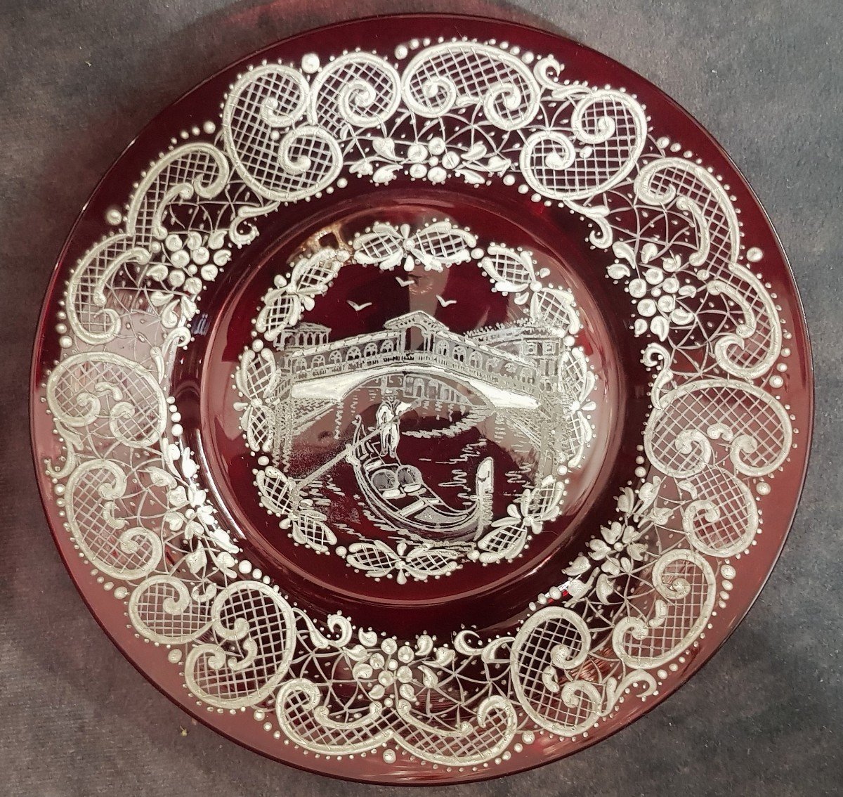 Due piccoli piatti antichi in vetro soffiato rosso rubino e smalti bianchi Venezia-photo-1