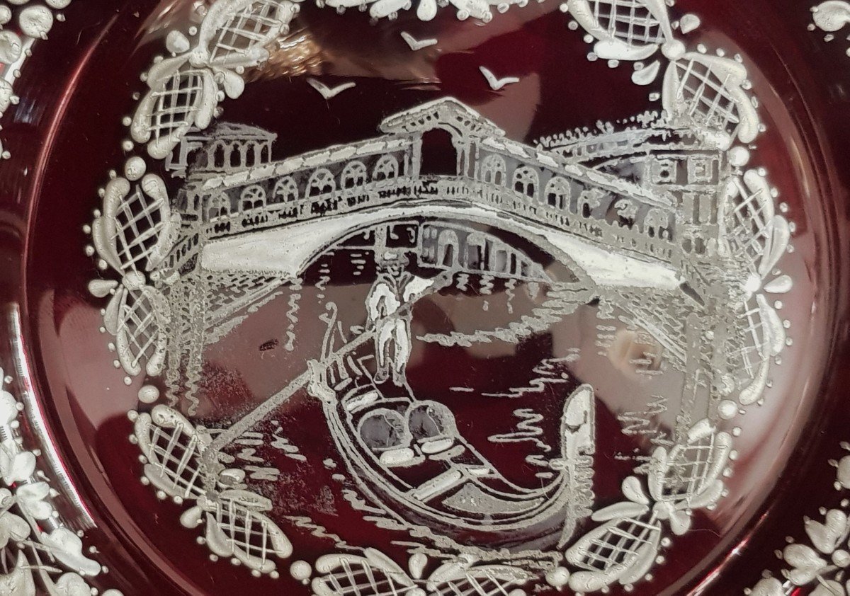 Due piccoli piatti antichi in vetro soffiato rosso rubino e smalti bianchi Venezia-photo-2