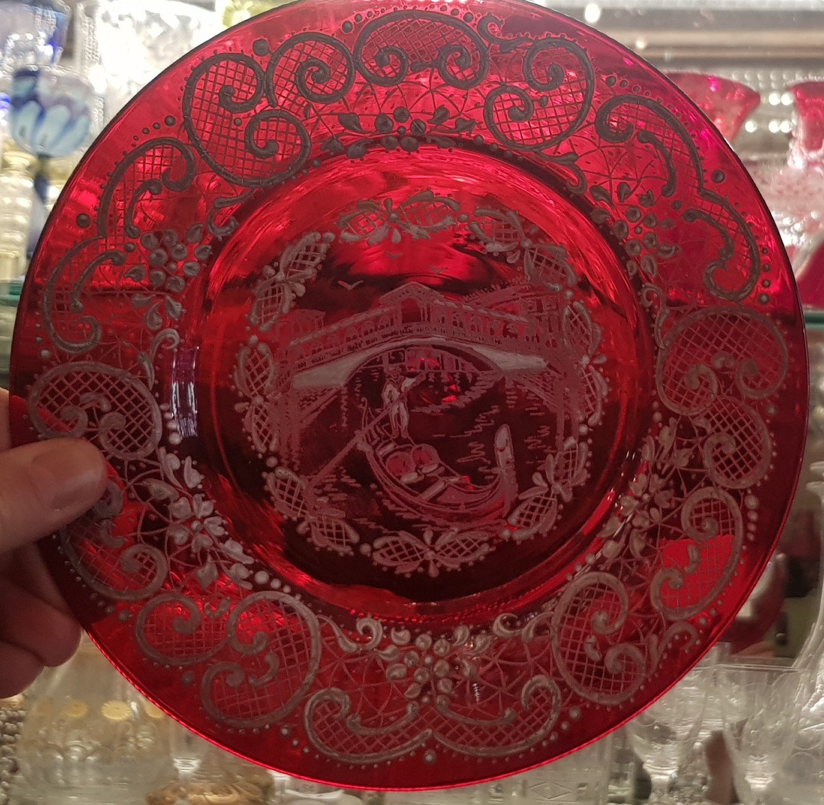 Due piccoli piatti antichi in vetro soffiato rosso rubino e smalti bianchi Venezia-photo-4