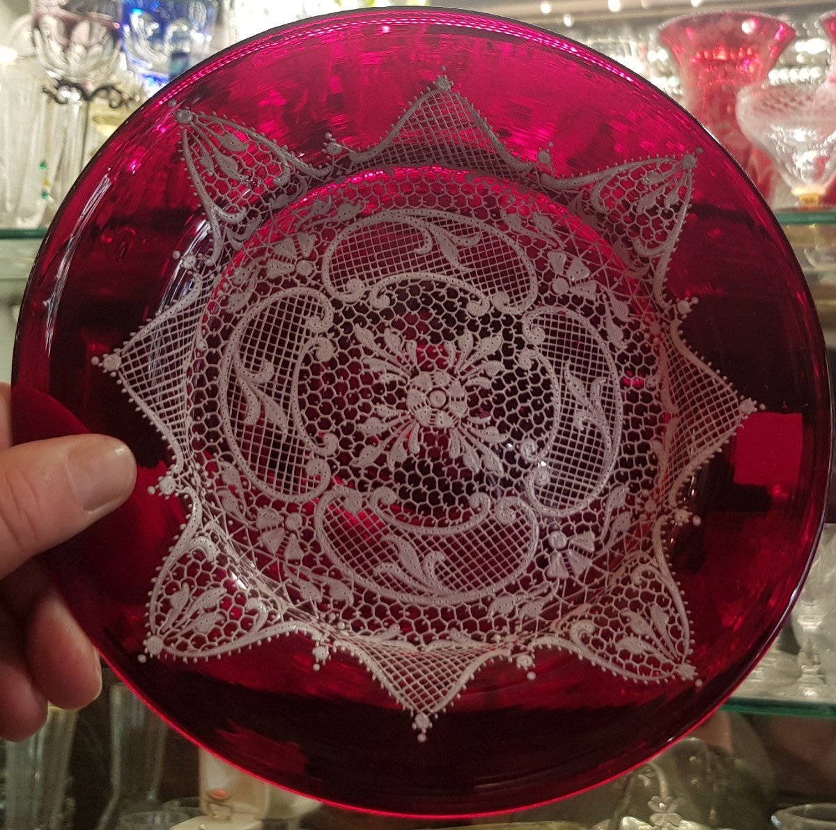 Due piccoli piatti antichi in vetro soffiato rosso rubino e smalti bianchi Venezia-photo-6