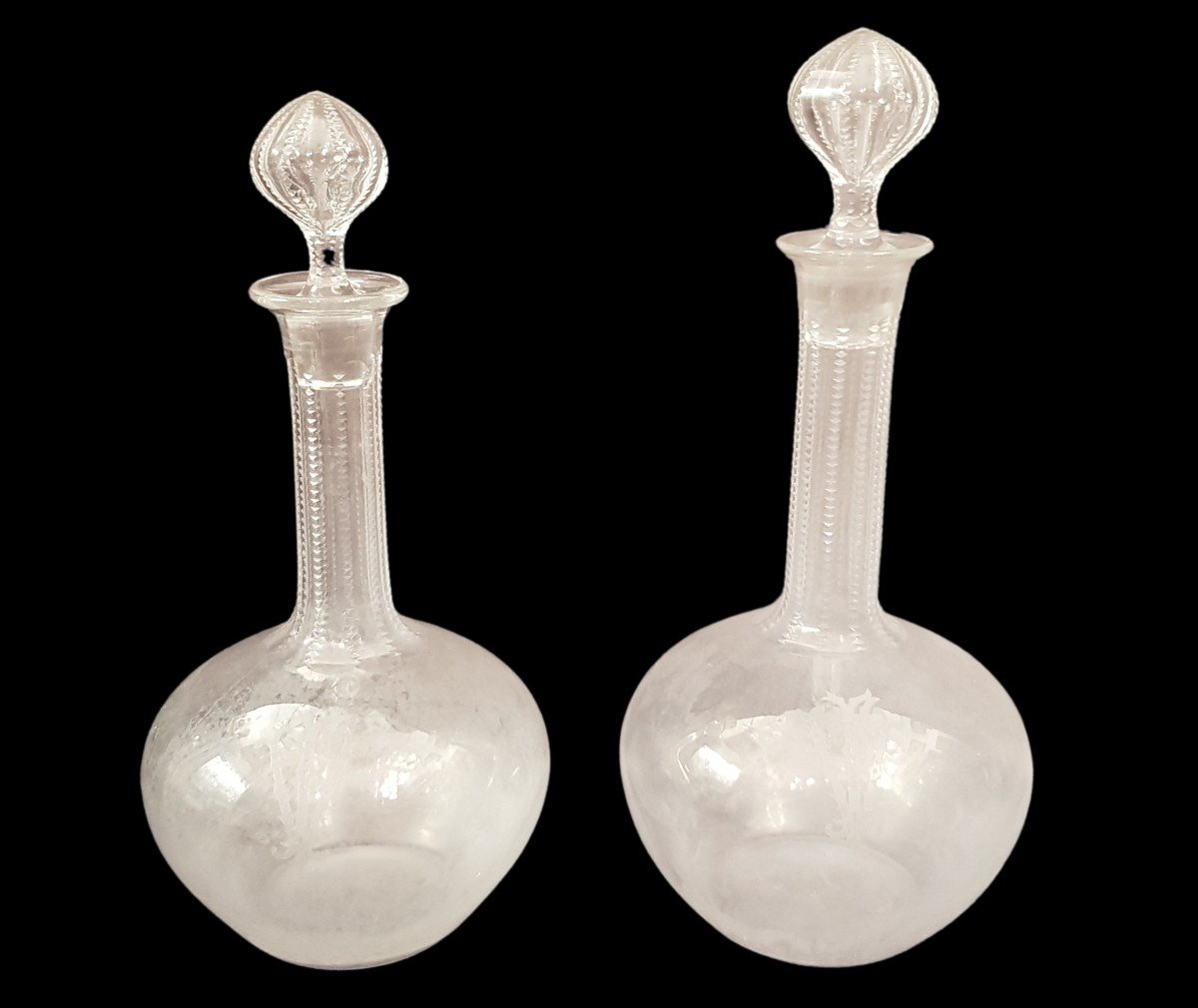 due antichi decanter in cristallo con monogramma IV inciso