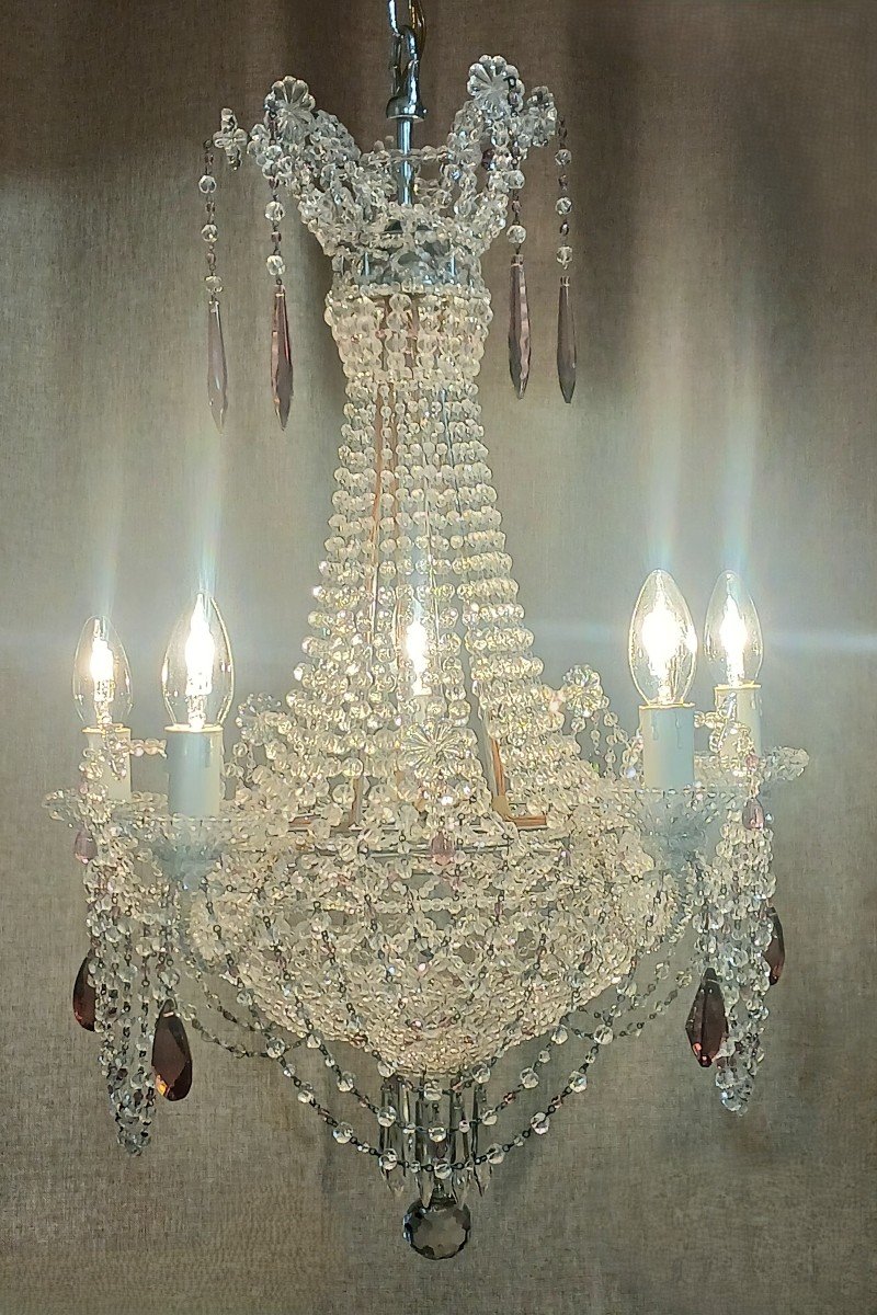 Lustre italien antique avec dôme perlé et prismes en cristal.