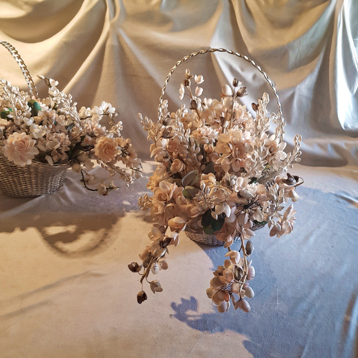 Coppia di cestini in metallo argentato con composizione di fiori di conchiglie-photo-1