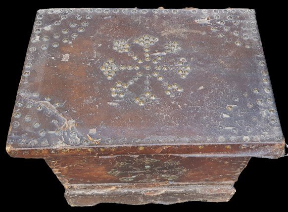 Piccolo baule da viaggio antico in legno del XVII secolo rivestito in pelle borchiata-photo-2