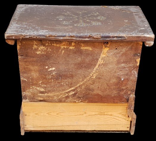 Piccolo baule da viaggio antico in legno del XVII secolo rivestito in pelle borchiata-photo-4
