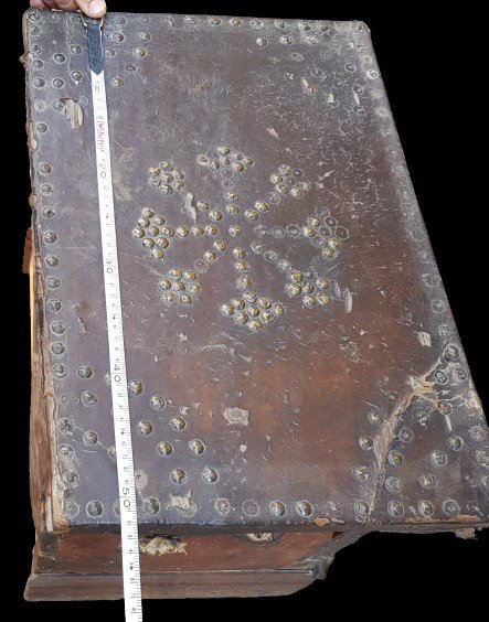 Piccolo baule da viaggio antico in legno del XVII secolo rivestito in pelle borchiata-photo-1