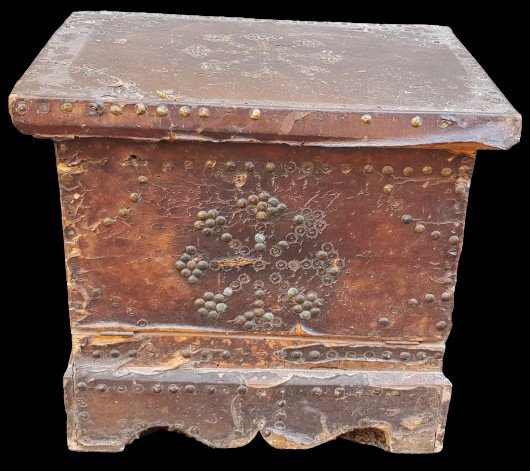 Piccolo baule da viaggio antico in legno del XVII secolo rivestito in pelle borchiata