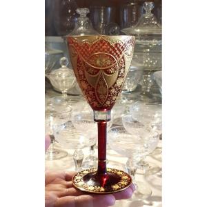 Antico bicchiere di cristallo di Boemia rosso e oro