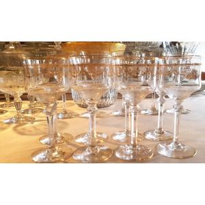 Lotto di 8 bicchieri da vino antichi in cristallo St Louis, modello Anvers