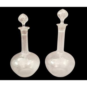 due antichi decanter in cristallo con monogramma IV inciso