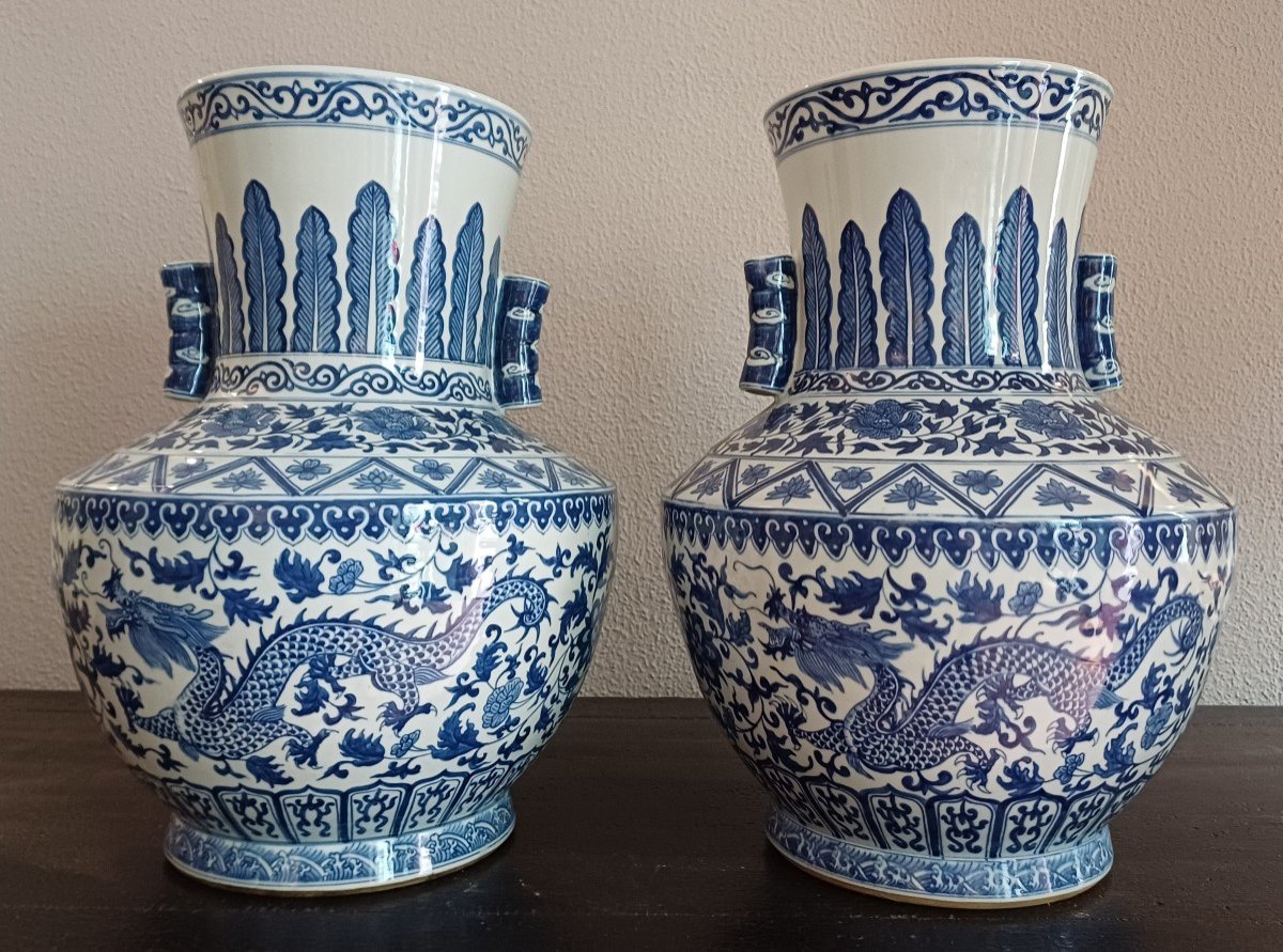 Coppia di grandi vasi in porcellana bianco-blu, Cina, '900.