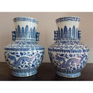 Coppia di grandi vasi in porcellana bianco-blu, Cina, '900.