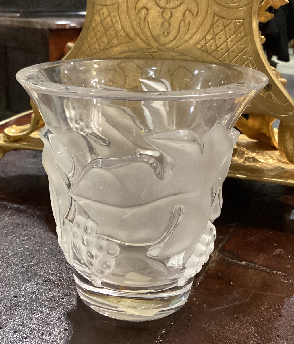 Vaso firmato LALIQUE  con foglie di vite e uva