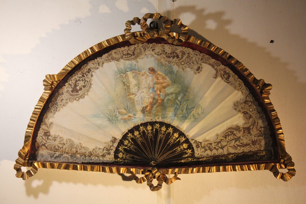 Raffinato ventaglio decorato e dipinto.