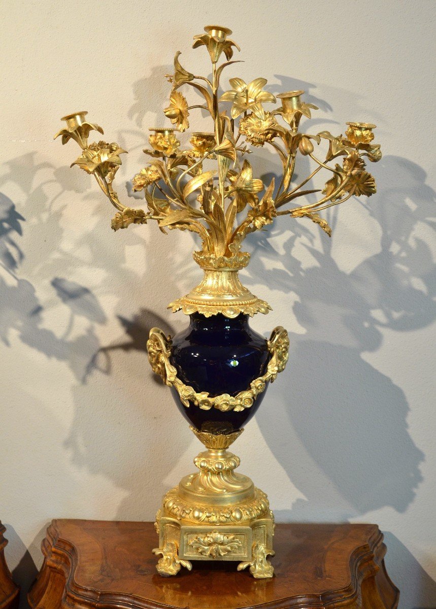 Coppia di candelabri Luigi XVI in bronzo dorato e percellana Sevres blu, Francia XIX secolo-photo-3