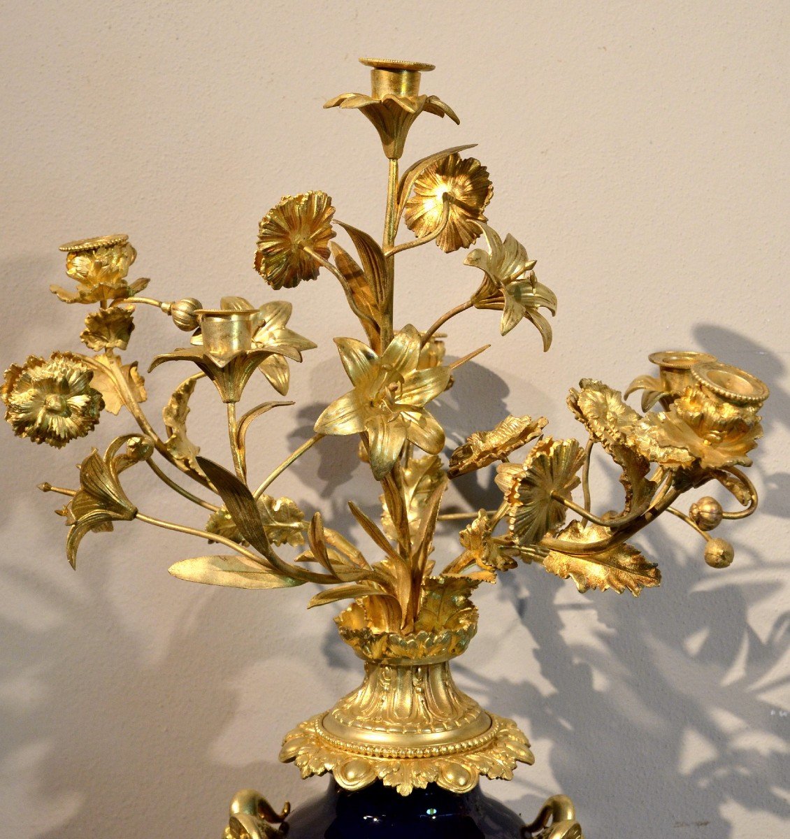 Coppia di candelabri Luigi XVI in bronzo dorato e percellana Sevres blu, Francia XIX secolo-photo-2