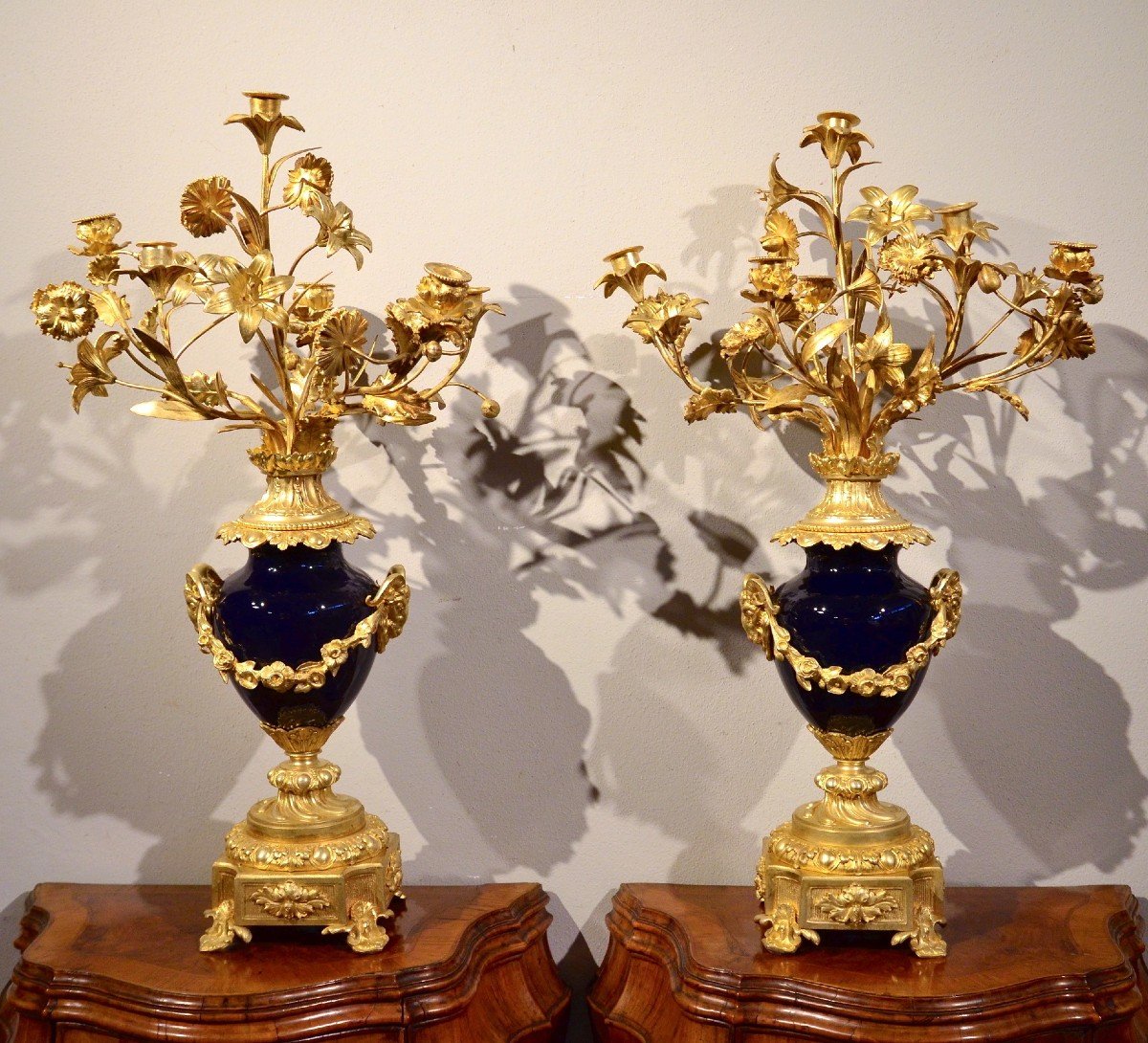 Coppia di candelabri Luigi XVI in bronzo dorato e percellana Sevres blu, Francia XIX secolo