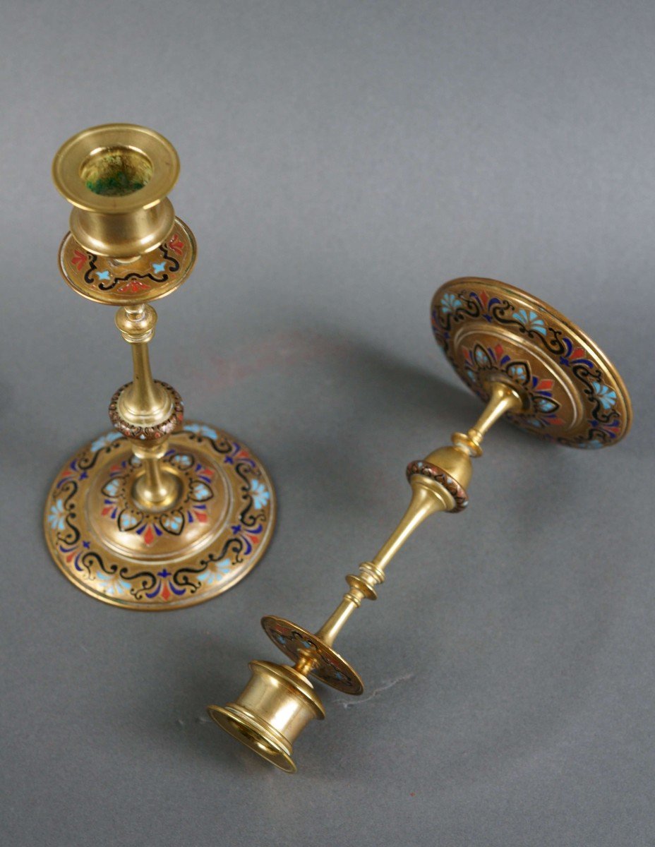 Coppia di Candelieri in Bronzo Dorato e Smalti Cloisonné nello stile di Barbedienne XIX-photo-4