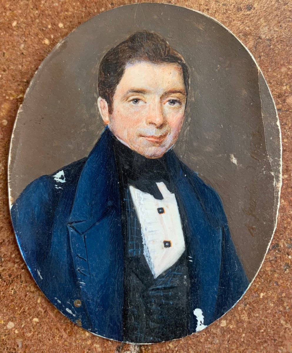 Ritratto miniatura di uomo elegante in cravatta nera e camicia plisse e bottoni gioiello. 1833