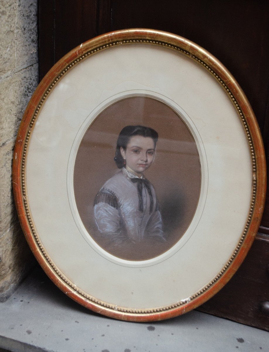 Ritratto di giovane in abito color lilla con fiocco nero. Circa 1860. -photo-4