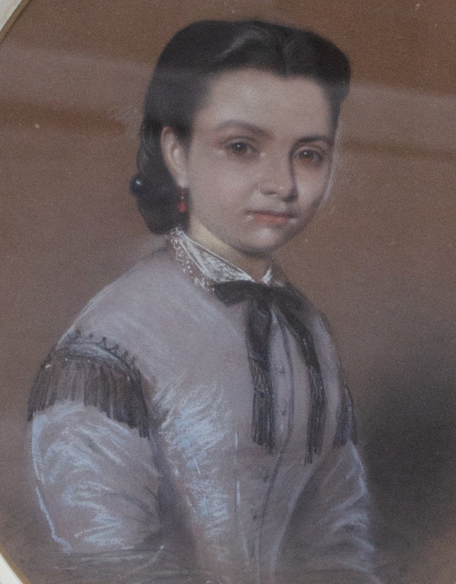 Ritratto di giovane in abito color lilla con fiocco nero. Circa 1860. -photo-3