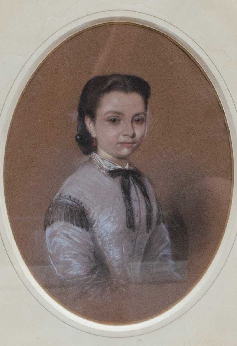 Ritratto di giovane in abito color lilla con fiocco nero. Circa 1860. 