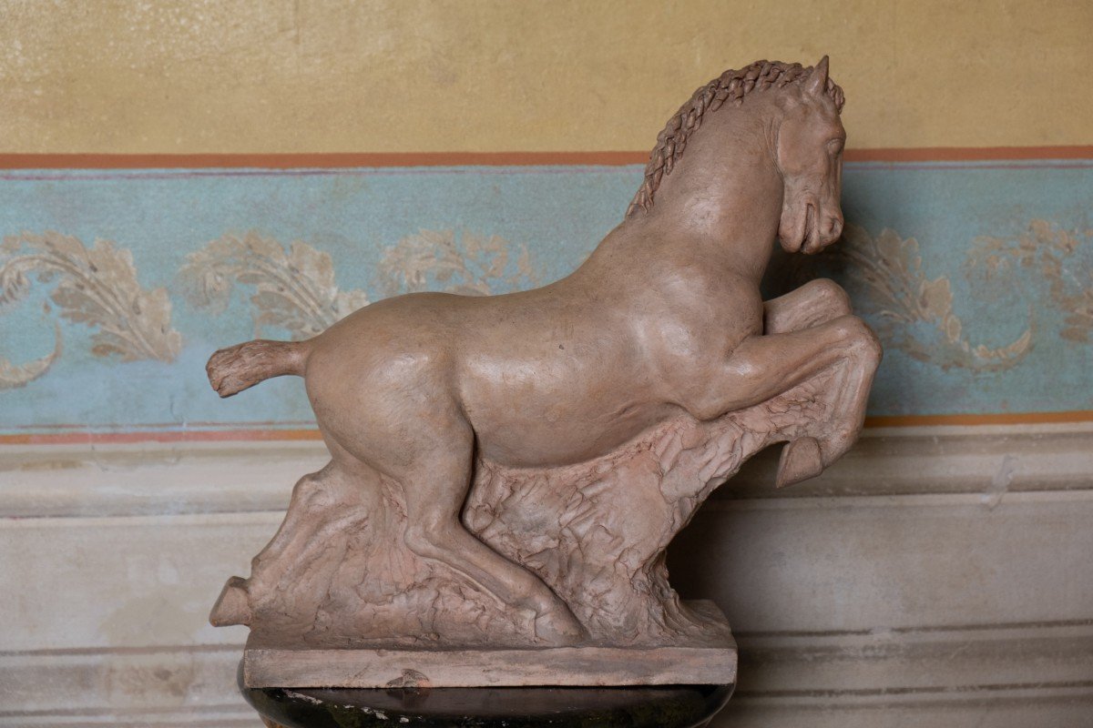 Scultura in terracotta:  Cavallo a galoppo in terracotta. Firmato Giorgio Rossi.