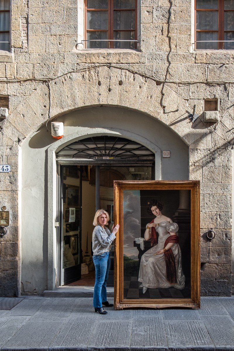 Ritratto di dama in abito di seta, con sigillo di Bamberg. Scuola tedesca, anni 1820. H cm 220-photo-2