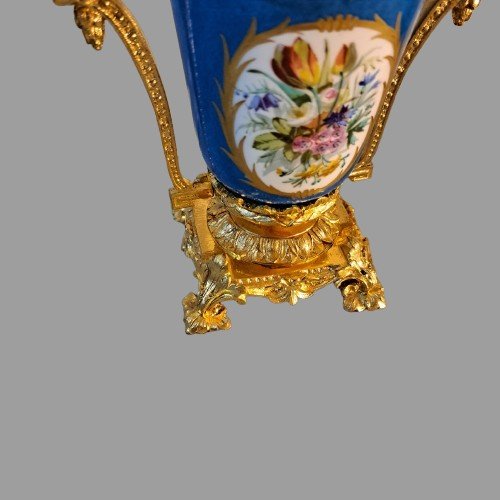 PICCOLA COPPIA DI VASI IN PORCELLANA DI SEVRES E BRONZO DORATO DI EPOCA NAPOLEONE III-photo-1