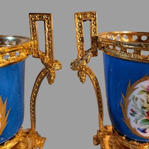 PICCOLA COPPIA DI VASI IN PORCELLANA DI SEVRES E BRONZO DORATO DI EPOCA NAPOLEONE III-photo-2