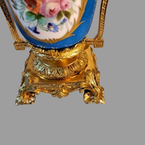 PICCOLA COPPIA DI VASI IN PORCELLANA DI SEVRES E BRONZO DORATO DI EPOCA NAPOLEONE III-photo-4