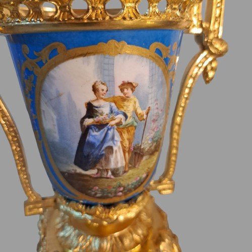 PICCOLA COPPIA DI VASI IN PORCELLANA DI SEVRES E BRONZO DORATO DI EPOCA NAPOLEONE III-photo-6