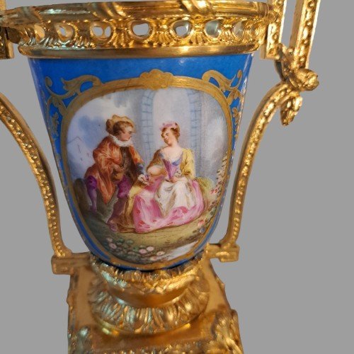 PICCOLA COPPIA DI VASI IN PORCELLANA DI SEVRES E BRONZO DORATO DI EPOCA NAPOLEONE III-photo-7