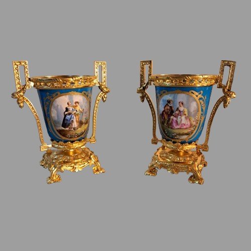 PICCOLA COPPIA DI VASI IN PORCELLANA DI SEVRES E BRONZO DORATO DI EPOCA NAPOLEONE III