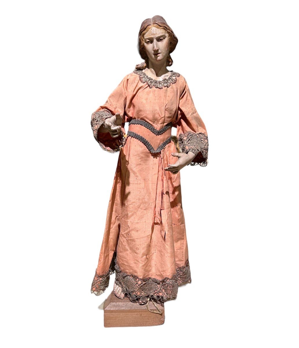 Statua in terracotta di figura femminile 