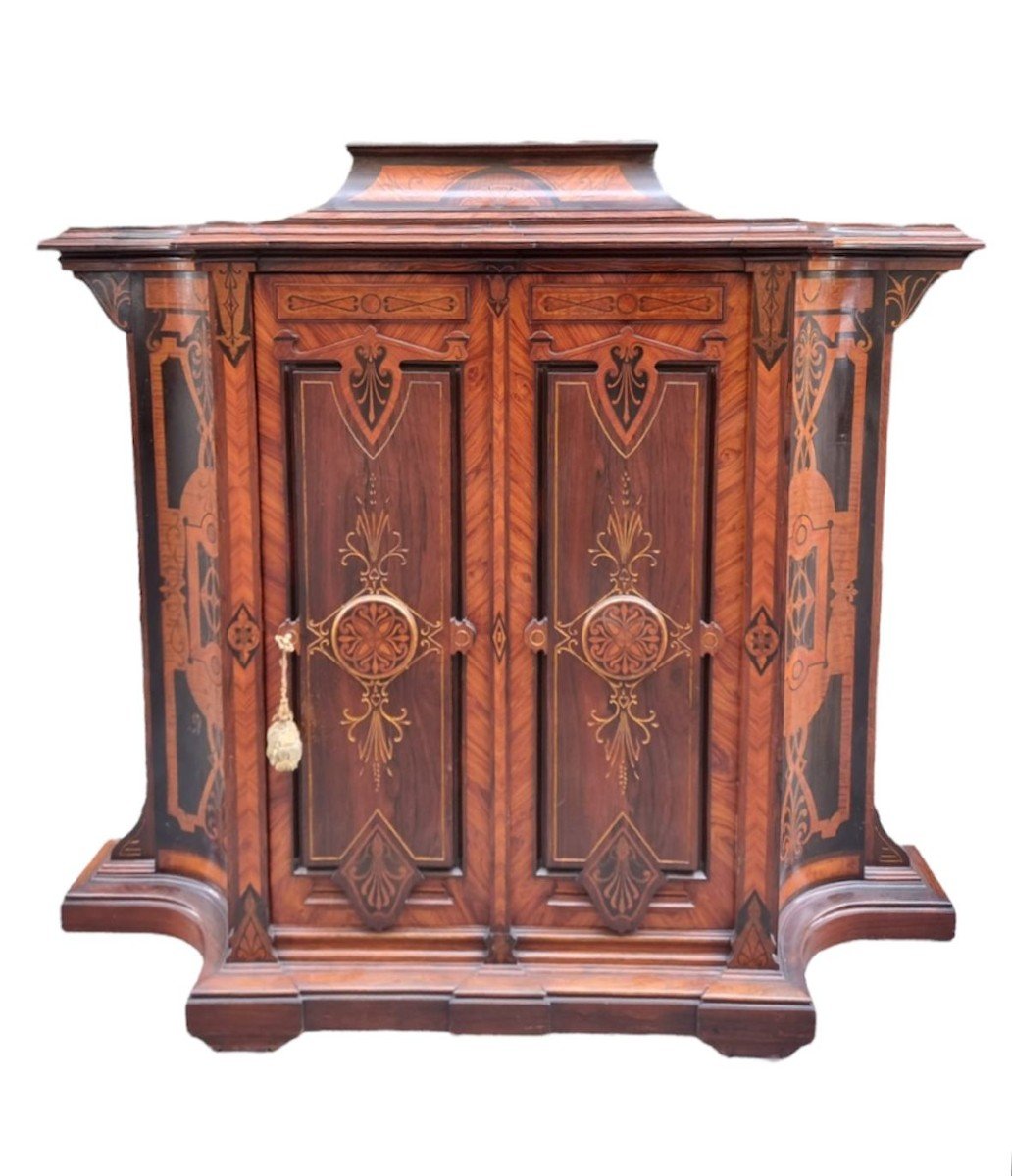 Rarissima credenza con alzata