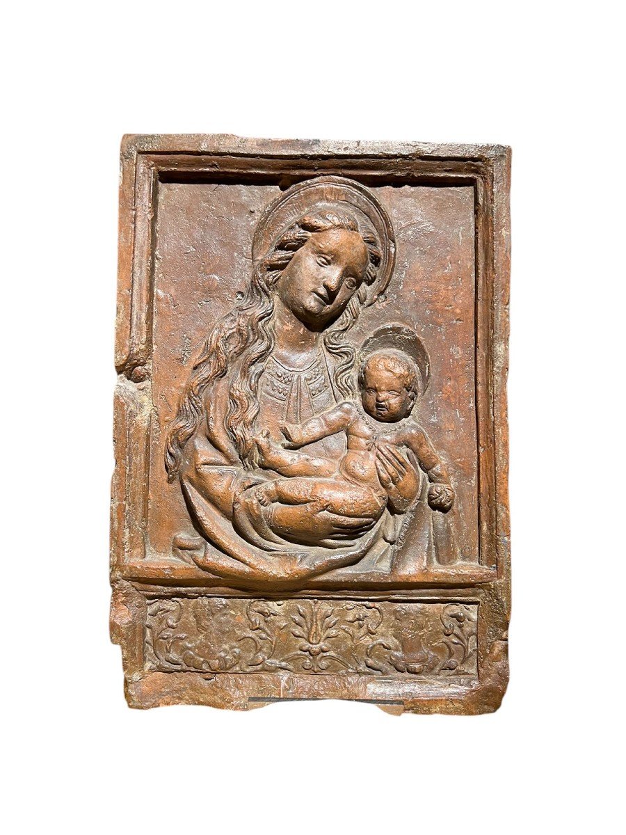 Bassorilievo in terracotta raffigurante Madonna con Bambino