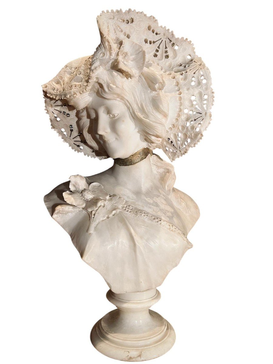  Busto raffigurante figura femminile 