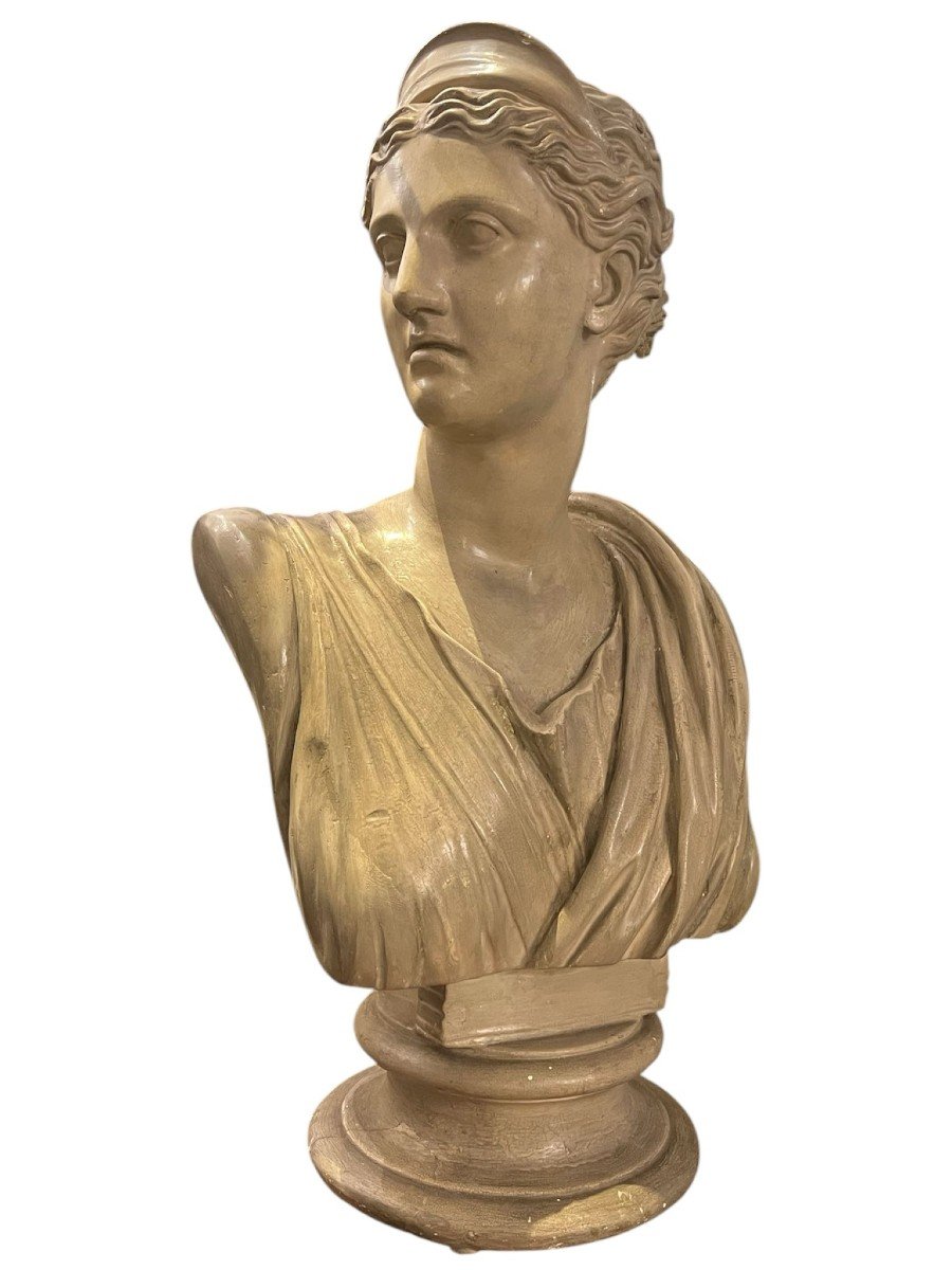 Busto raffigurante figura femminile