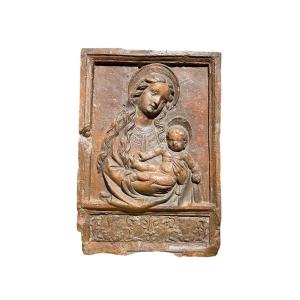 Bassorilievo in terracotta raffigurante Madonna con Bambino