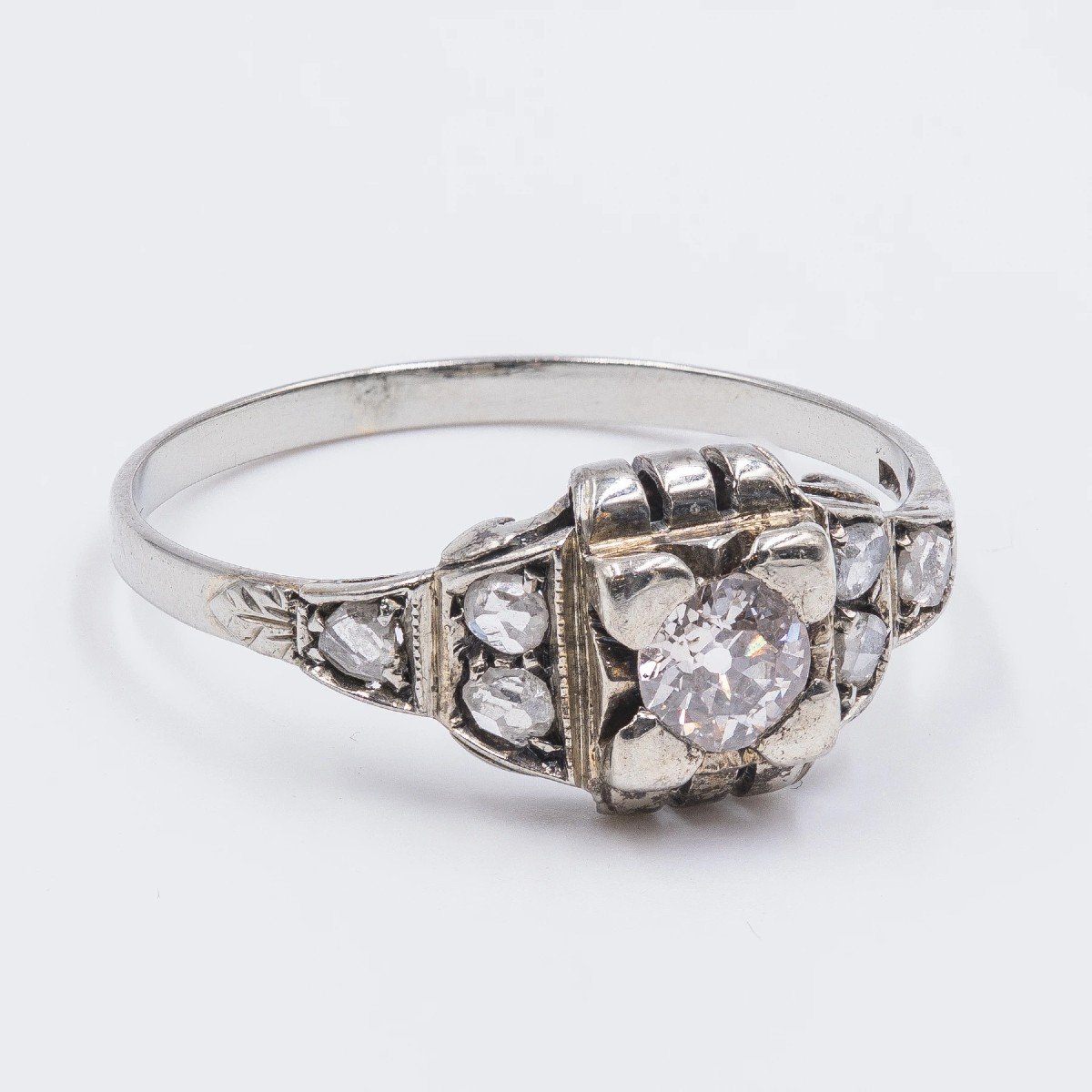 Bague Ancienne En Or Blanc 18 Carats Avec Diamant Central (0.20 Ct) , 40s-photo-3