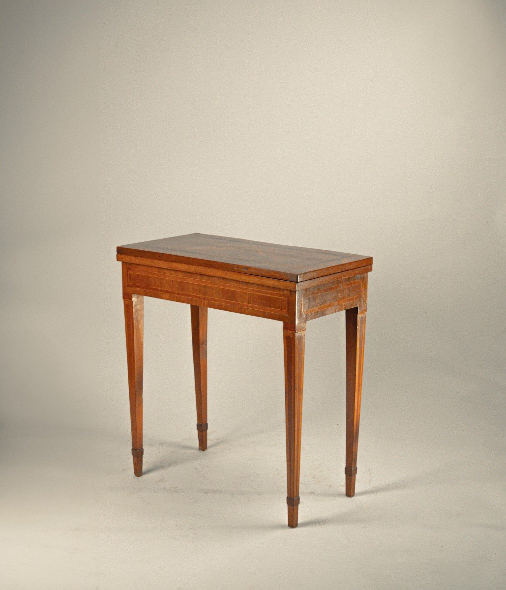 Tavolino da gioco lastronato in noce e intarsiato in legni diversi della fine del XVIII secolo