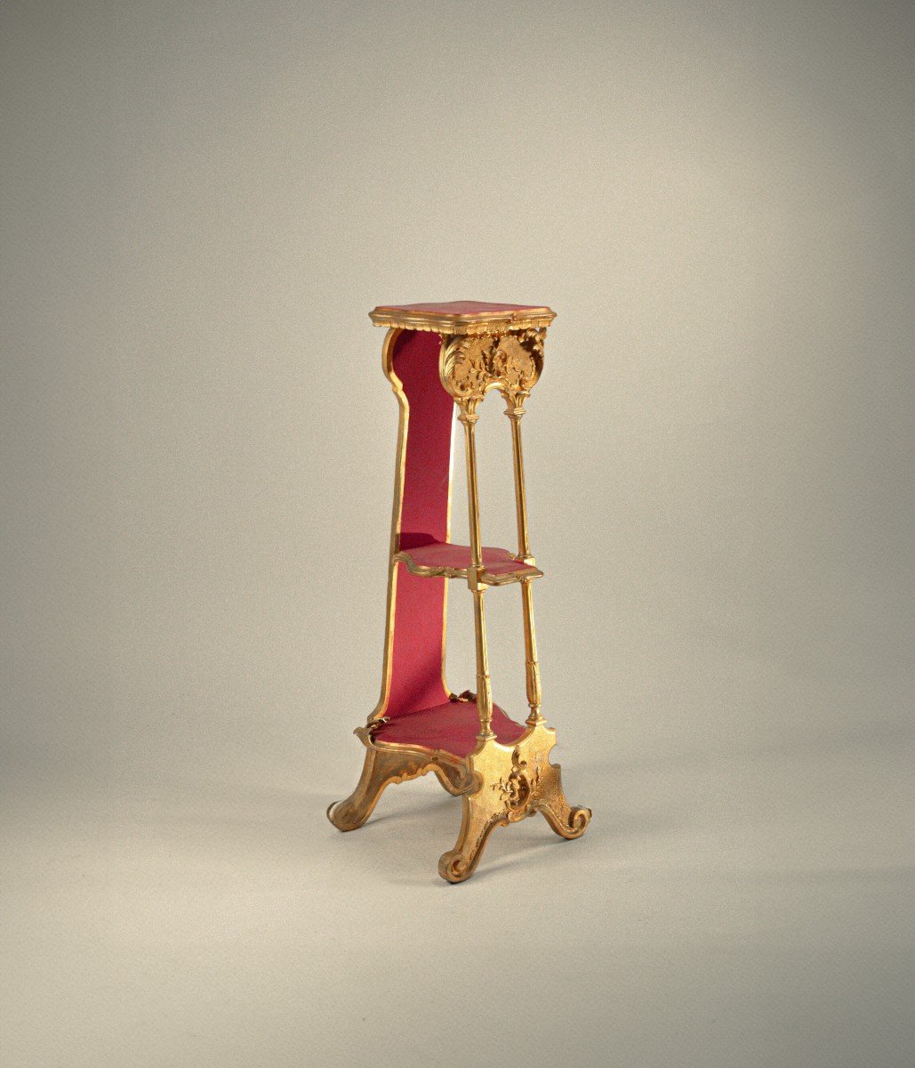 Gueridon in legno intagliato e laccato oro e rosso inizi XX secolo
