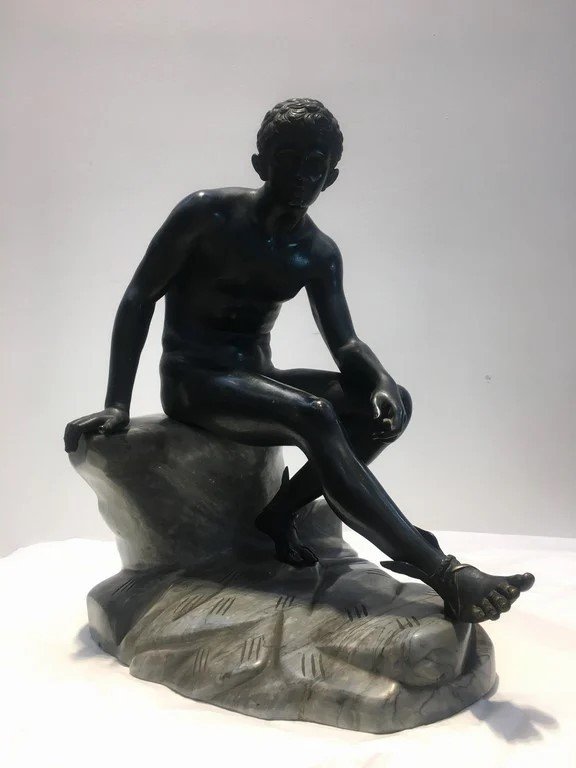 Scultore neoclassico Hermes in riposo  scultura in bronzo su base in marmo grigio