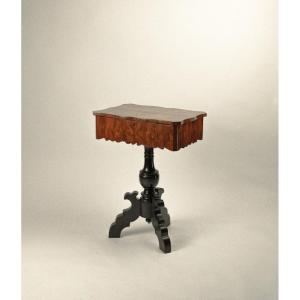 Tavolino da lavoro con piano lastronato in radica  XIX secolo