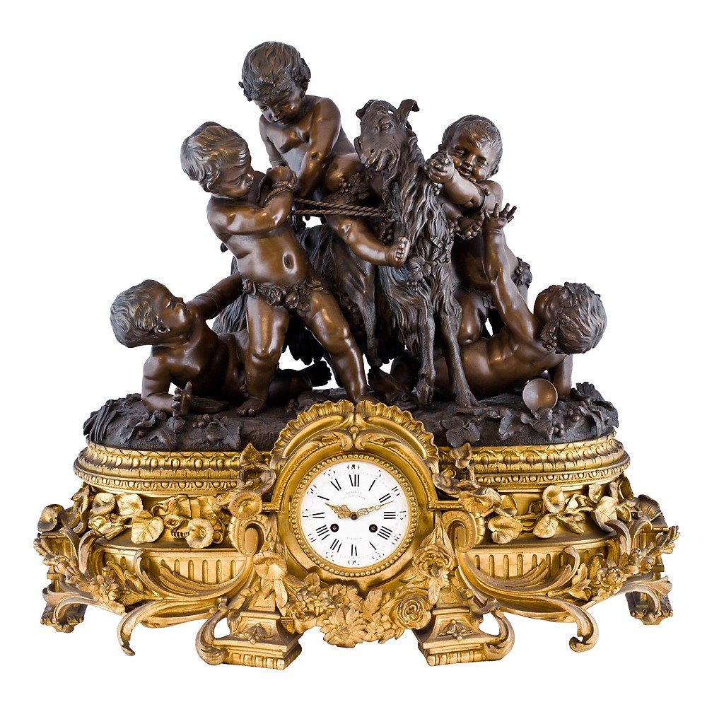 Orologio francese raffigurante putti che giocano con una capra