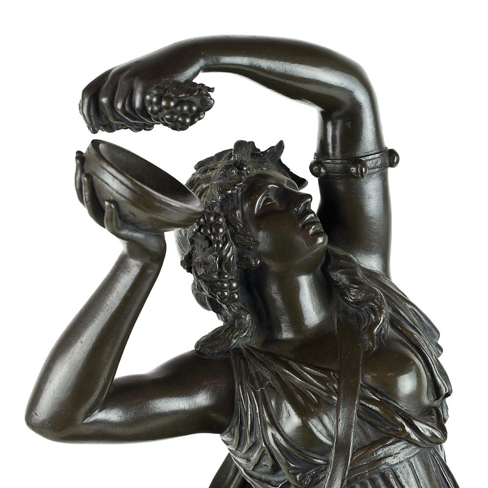 Scultura raffigurante donna greca con uva-photo-1